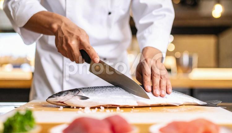 寿司職人の技　魚をさばいている職人 生,お寿司屋さん,技の写真素材