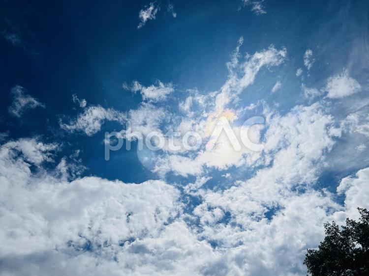 雲間から差し込む光と青空の風景 水上高原ゴルフコース,青空,雲の写真素材