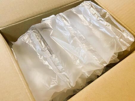 ダンボール箱とエアー緩衝材４１ ダンボール,箱,エアー緩衝材の写真素材