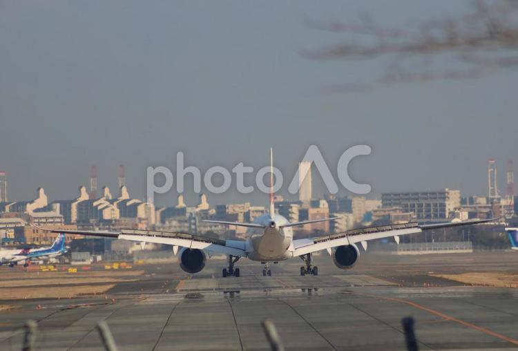 昼の光に包まれる滑走路 福岡空港,昼,空港の写真素材