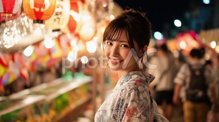夏祭りの金魚を見て嬉しい浴衣を着た女性 女性,人物,日本人の写真素材