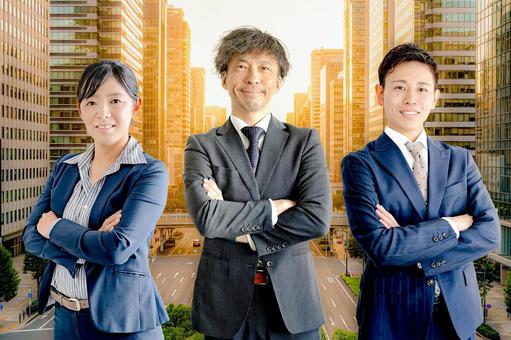 腕組みするビジネスマン ビジネスマン,ビジネスウーマン,会社員の写真素材