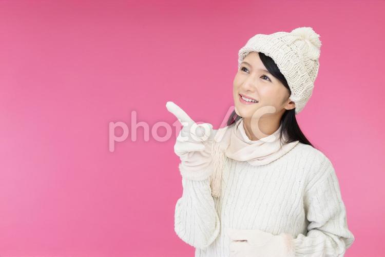 指示する笑顔の女性 女性,女,笑顔の写真素材