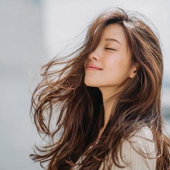 艶やかな髪の女性のリラックスした表情 艶やかな髪の女性のリラックスした表情の写真