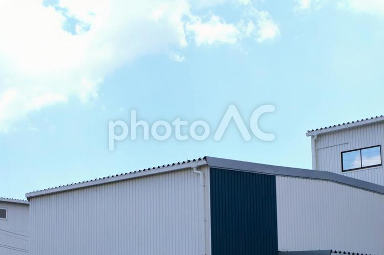 倉庫・工場の屋根と空8 倉庫,工場,企業の写真素材