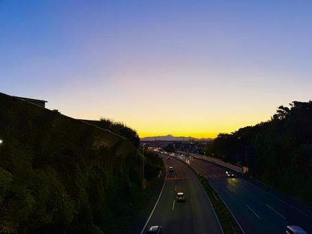 高速道路と山並みの絶景サンセット 青空,空,サンセットの写真素材