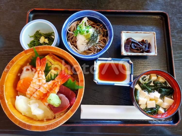 海鮮丼とソバセット 海鮮丼,ソバ,海鮮丼とソバセットの写真素材