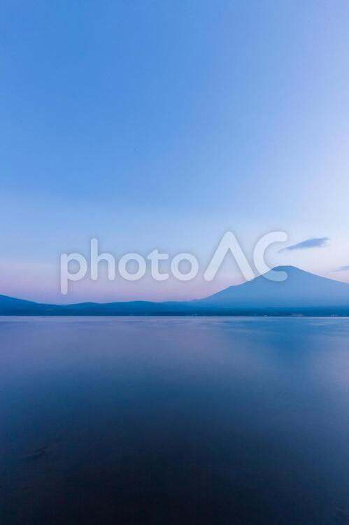 山中湖と富士山の夕景 山中湖,富士山,夕景の写真素材
