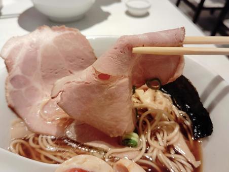 醤油ラーメンのチャーシュー 醤油ラーメンのチャーシュー 醤油ラーメン,醤油,ラーメンの写真素材