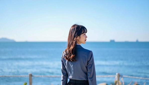 未来を見つめ希望を抱くビジネスマン後ろ姿 未来を見つめ希望を抱くビジネスマン後ろ姿の写真