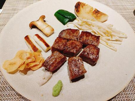 牛肉鉄板焼グリルと付け合わせ 牛肉,ステーキ,鉄板焼の写真素材