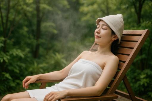 外気浴チェアで休憩する人 外気浴チェアで休憩する人の写真