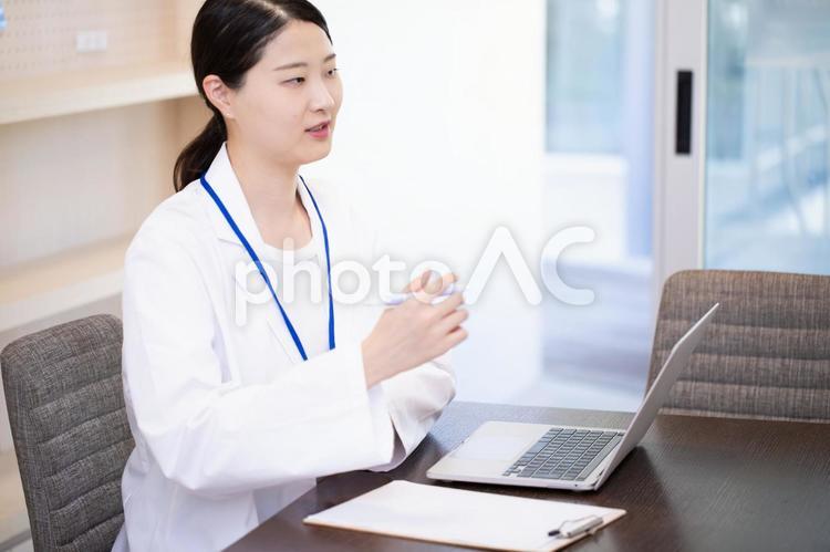 診察する医者　Doctor 悩む,病院,診察の写真素材
