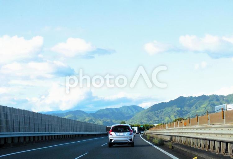 美しい緑の山々と東名高速道路 ドライブ,東名高速道路,緑の写真素材
