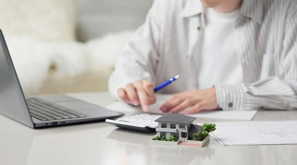 不動産を検討するアジア人男性 不動産,検討,男性の写真素材