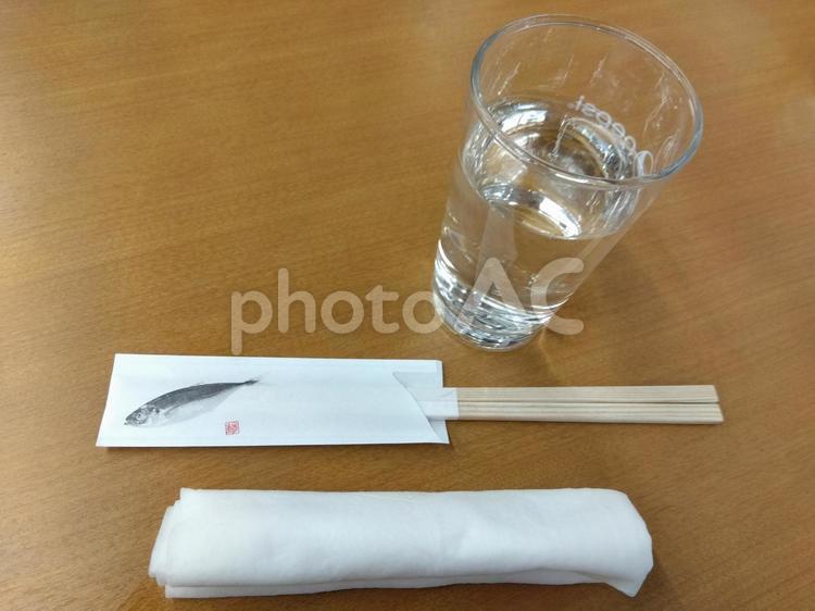 飲食店 おしぼり,割り箸,水の写真素材