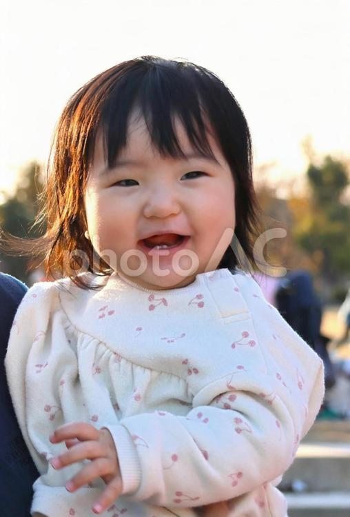 パパにだっこされて笑顔の女の子8922 子供,こども,女の写真素材