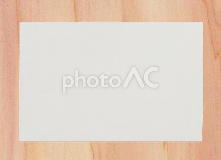木目の上においたメモ メモ,用紙,木目の写真素材