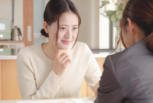 若い女性が保険や資産形成の相談をする様子 相談,面談,資産運用の写真素材