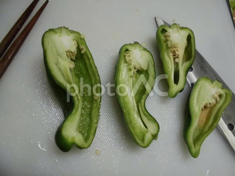 ２つに切ったピーマン ピーマン,緑,野菜の写真素材