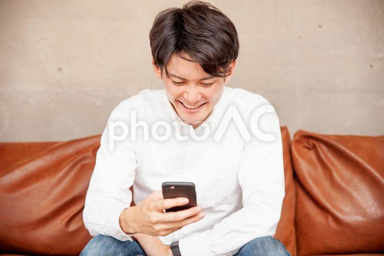 スマホを使う男性 スマホ,アプリ,スマートフォンの写真素材