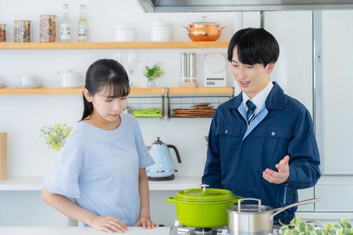 キッチンで女性に説明をする不動産業者 キッチンで女性に説明をする不動産業者 不動産,設計,女性の写真素材