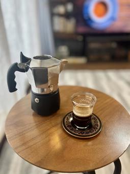 エスプレッソマシンとチャイグラス エスプレッソ,ビアレッティ,チャイグラスの写真素材