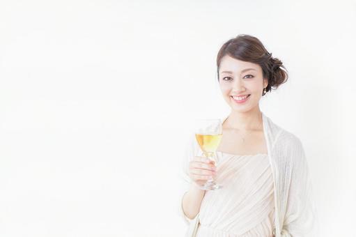 お酒を飲む女性 お酒を飲む女性 パーティー,仲良し,ドレスの写真素材