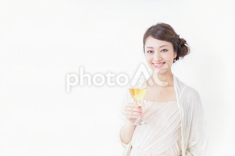 お酒を飲む女性 パーティー,仲良し,ドレスの写真素材