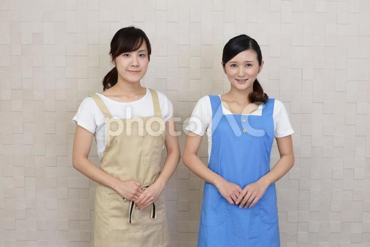 エプロンを着た二人の女性 女性,女,主婦の写真素材