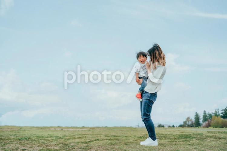 号泣する赤ちゃんを抱っこするママ 親子,子育て,子供の写真素材