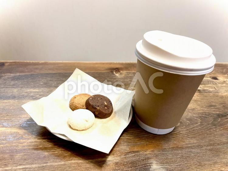 テイクアウトコーヒーとクッキー 01 コーヒー,珈琲,coffeeの写真素材