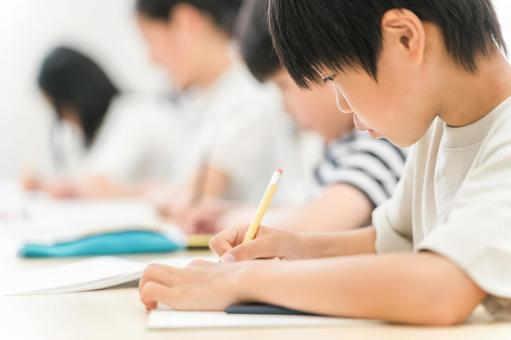 塾・学校の授業中にノートに記入する男の子 塾・学校の授業中にノートに記入する男の子 授業,勉強,学習の写真素材