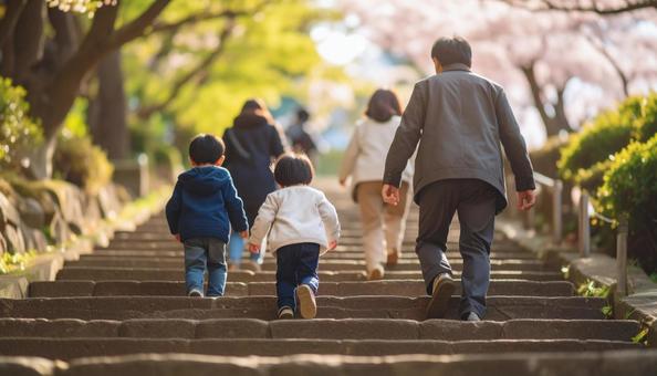 階段を登る日本人家族 階段を登る日本人家族の写真