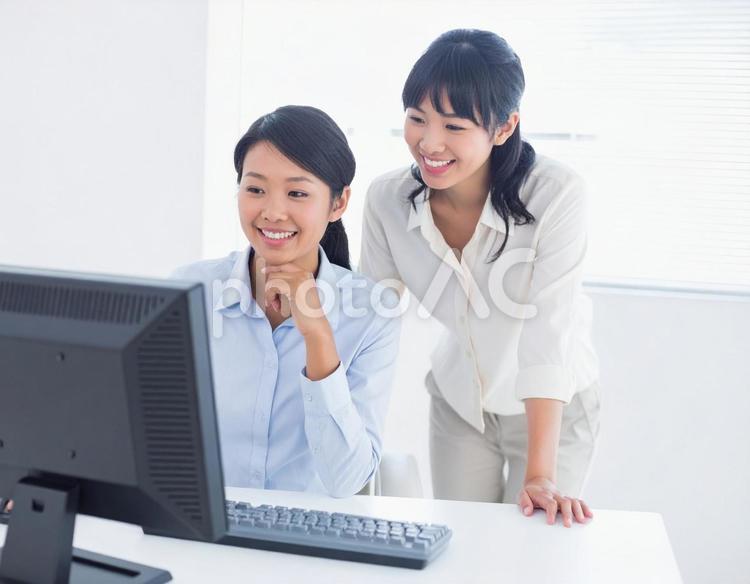 オフィスでアイディアを練る女性 オフィス,ol,ディスカッションの写真素材