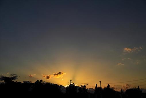 夕暮れ 2025/9/15 夕暮れ,光芒,薄明光線の写真素材