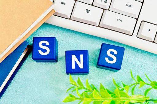 SNSとキーボード 情報発信する SNSとキーボード 情報発信する sns,発信する,インスタグラムの写真素材