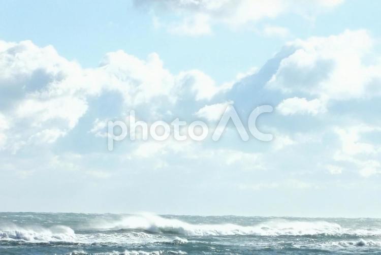 強風にあおられて飛び散る波がしら 海,波がしら,霧の写真素材