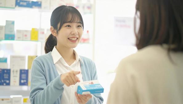 笑顔で接客する働く薬剤師 笑顔で接客する働く薬剤師の写真
