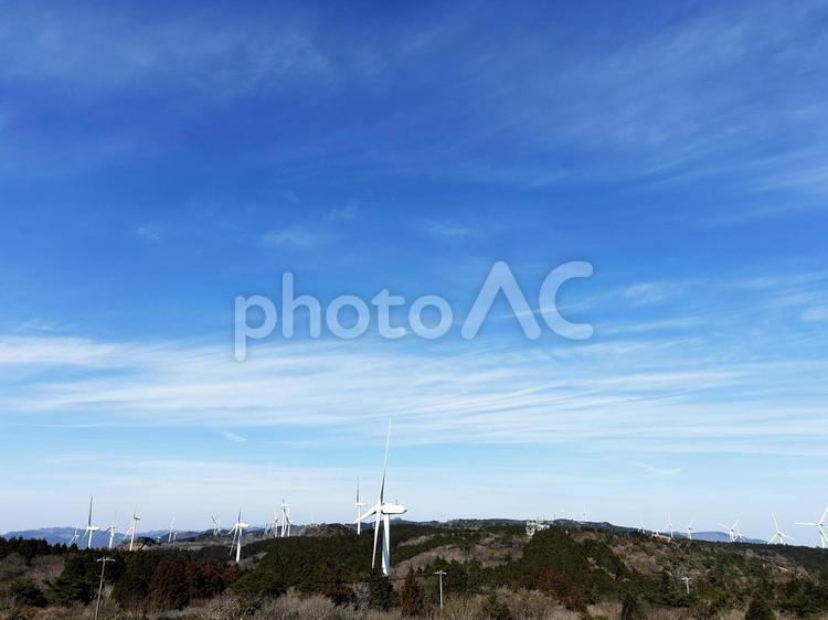 山頂に並ぶ風車と青空 空模様,空,雲の写真素材