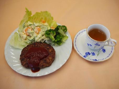 ハンバーグのポテトサラダ添え&紅茶 ハンバーグのポテトサラダ添え&紅茶の写真