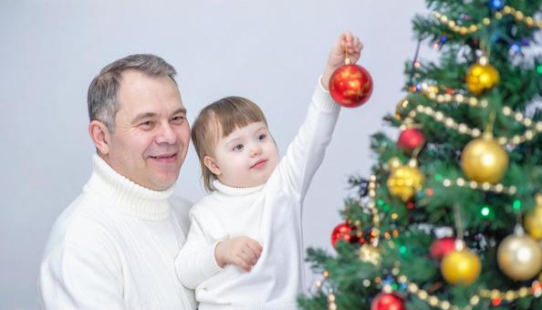 ダウン症の子どもがクリスマスの飾りをする ダウン症の子どもがクリスマスの飾りをするの写真