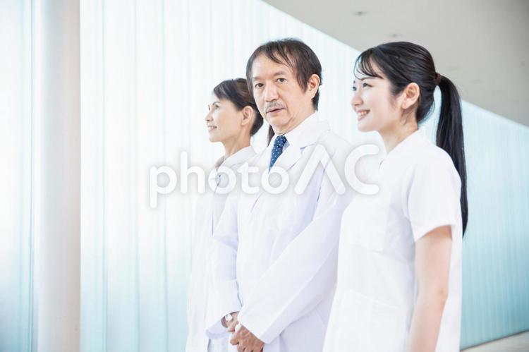 病院にいる医療スタッフ（3人・院長） 看護師,医者,院長の写真素材
