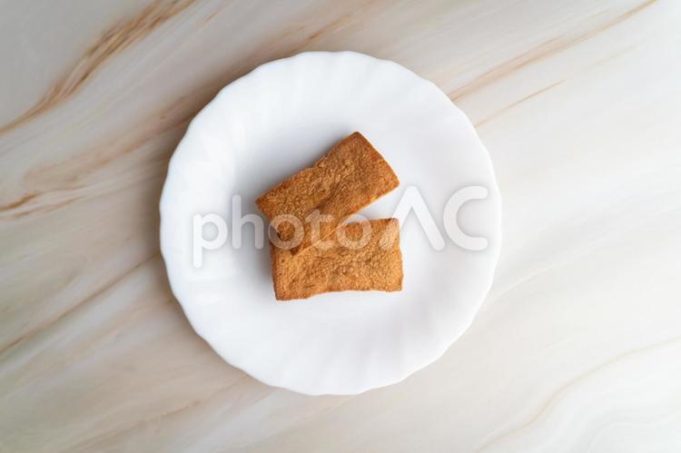 白皿に並ぶ焼き菓子二つ③ 焼き菓子,お菓子,フィナンシェの写真素材