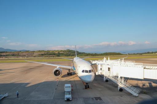 海に浮かぶ長崎空港の穏やかな朝の眺め 海に浮かぶ長崎空港の穏やかな朝の眺め 飛行機,航空機,旅客機の写真素材