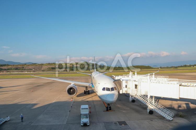 海に浮かぶ長崎空港の穏やかな朝の眺め 飛行機,航空機,旅客機の写真素材