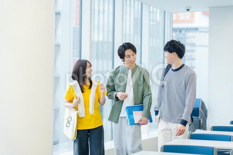 教室を歩く大学生 大学生,教室,笑顔の写真素材