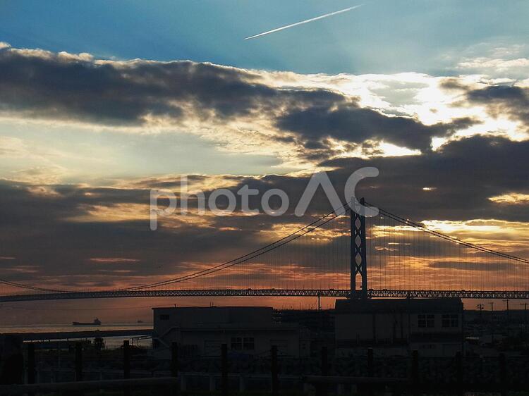 夕暮れの明石海峡大橋 明石海峡大橋,明石海峡,青空の写真素材