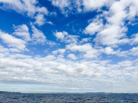 もくもく雲が美しい青い空と海 もくもく雲が美しい青い空と海 海,空,雲の写真素材