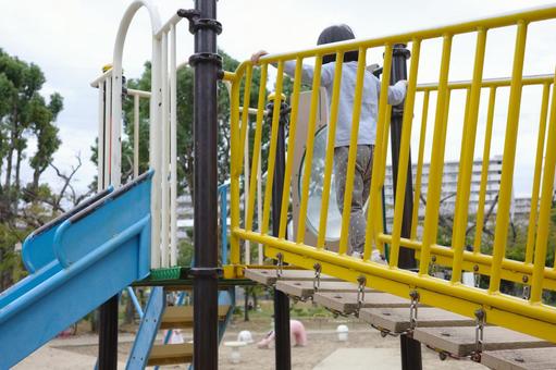 住宅街の公園で遊具の上を歩く女の子 公園,遊ぶ,子どもの写真素材